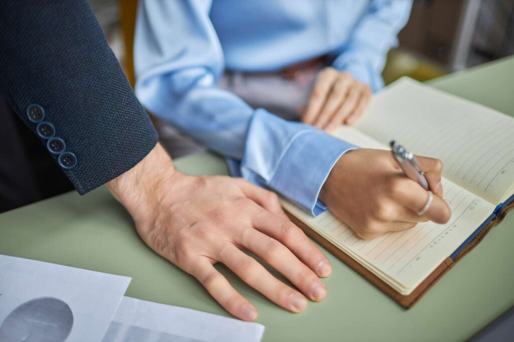 mujer acosada en el trabajo